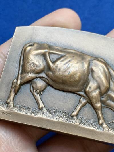 《竞宝斋》第424场 周日，周一，周二  3场连拍 （全场包邮） 法国皮赛地区农业博览会纪念铜章 牛线条肌肉感极强 高浮雕 121.5克 63.8*46mm 丰饶角铜标