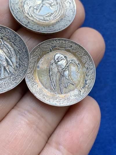 《竞宝斋》第424场 周日，周一，周二  3场连拍 （全场包邮） 三枚一组 法国私人定制鸟类银章 带有80%含银量银标 总重约13.2克 25.8mm