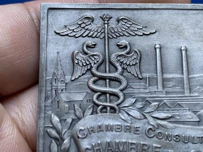 《竞宝斋》第424场 周日，周一，周二  3场连拍 （全场包邮） 法国皮埃尔商会欧洲矿业与铸造纪念镀银铜章 纪念奥古斯特·勒列夫尔主席50周年诞辰 90.9克 50.5*71mm 正方形铜标 原装包装盒保存 缪泽勒目录编号18/115 F