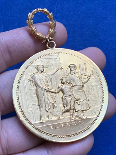 《竞宝斋》第424场 周日，周一，周二  3场连拍 （全场包邮） 名家F. VERNON作品【财富与荣耀】纪念镀金铜章 60.9克 50.5mm 带原盒 正面：“智者有言：知识即财富。背面： “劳动带来荣耀。”此章符合19世纪末法国教育主题奖章风格，兼具道德训诫与艺术价值。