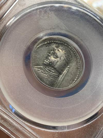 《竞宝斋》第424场 周日，周一，周二  3场连拍 （全场包邮） 公博评级 帕提亚王朝早期1德拉克马银币，阿尔萨克斯王朝奥罗德斯一世（Orodes I，约公元前80-前75年）1银德拉克马。正面：戴束带短须国王左侧头像，背面：宝座上弓箭手持弓右向坐像，ΒΑΣΙΛΕΩΣ ΜΕΓΑΛΟΥ ΑΡΣΑΚΟΥ ΘΕΟΠΑΤΟΡΟΣ ΕΥΕΡΓΕΤΟΥ（伟大君王、神裔阿尔萨克斯、恩主）原状态，整体相对保存不错。