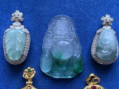 《竞宝斋》第424场 周日，周一，周二  3场连拍 （全场包邮） 5枚翡翠玉石镶嵌吊坠，镶嵌物属于合金，总重量约46克，品种细节自辨。