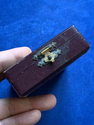 《竞宝斋》第424场 周日，周一，周二  3场连拍 （全场包邮） 名家F. VERNON作品【财富与荣耀】纪念镀金铜章 60.9克 50.5mm 带原盒 正面：“智者有言：知识即财富。背面： “劳动带来荣耀。”此章符合19世纪末法国教育主题奖章风格，兼具道德训诫与艺术价值。