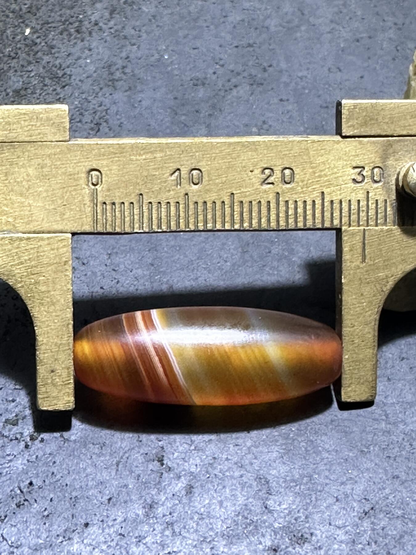 精美亚光高玉化红白双色千层纹缠丝玛瑙桶珠一颗，