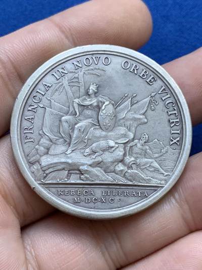 《竞宝斋》第424场 周日，周一，周二  3场连拍 （全场包邮） 法国殖民时期加拿大魁北克解放战役纪念银章 应该是1880后铸造 具体不详 丰饶角银标 38.1克 41.1mm 带盒 细节见图