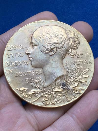 《竞宝斋》第424场 周日，周一，周二  3场连拍 （全场包邮） 英国1897年维多利亚加冕60周年大铜章，少见镀金，75.2克，55.5mm。