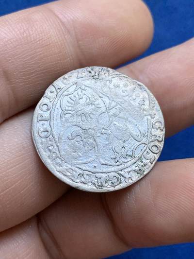 《竞宝斋》第424场 周日，周一，周二  3场连拍 （全场包邮） 1625年波兰立陶宛联邦6格罗申银币，正面：西吉斯蒙德三世右侧面肖像。SIG.III.D.G.REX.POL.MDL  译文：西吉斯蒙德三世，蒙神之恩典，波兰国王，立陶宛大公。背面：左上角1625年份，中间为波兰鹰徽、立陶宛维提斯骑士徽，瑞典瓦萨王朝纹章。数据约：3.67克，25毫米。细节见图