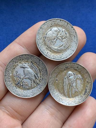 《竞宝斋》第424场 周日，周一，周二  3场连拍 （全场包邮） 三枚一组 法国私人定制鸟类银章 带有80%含银量银标 总重约13.2克 25.8mm