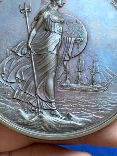 《竞宝斋》第424场 周日，周一，周二  3场连拍 （全场包邮） 英国 1827 克拉伦斯公爵（即后来的威廉四世）就任海军大臣纪念大铜章 行走在海中的不列颠妮娅 64.5mm 121.5g 目录：Eimer 1192，BHM 1296 作者J.Henning Sr