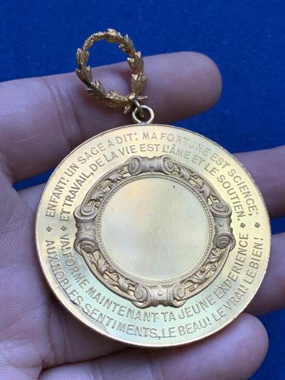 《竞宝斋》第424场 周日，周一，周二  3场连拍 （全场包邮） 名家F. VERNON作品【财富与荣耀】纪念镀金铜章 60.9克 50.5mm 带原盒 正面：“智者有言：知识即财富。背面： “劳动带来荣耀。”此章符合19世纪末法国教育主题奖章风格，兼具道德训诫与艺术价值。