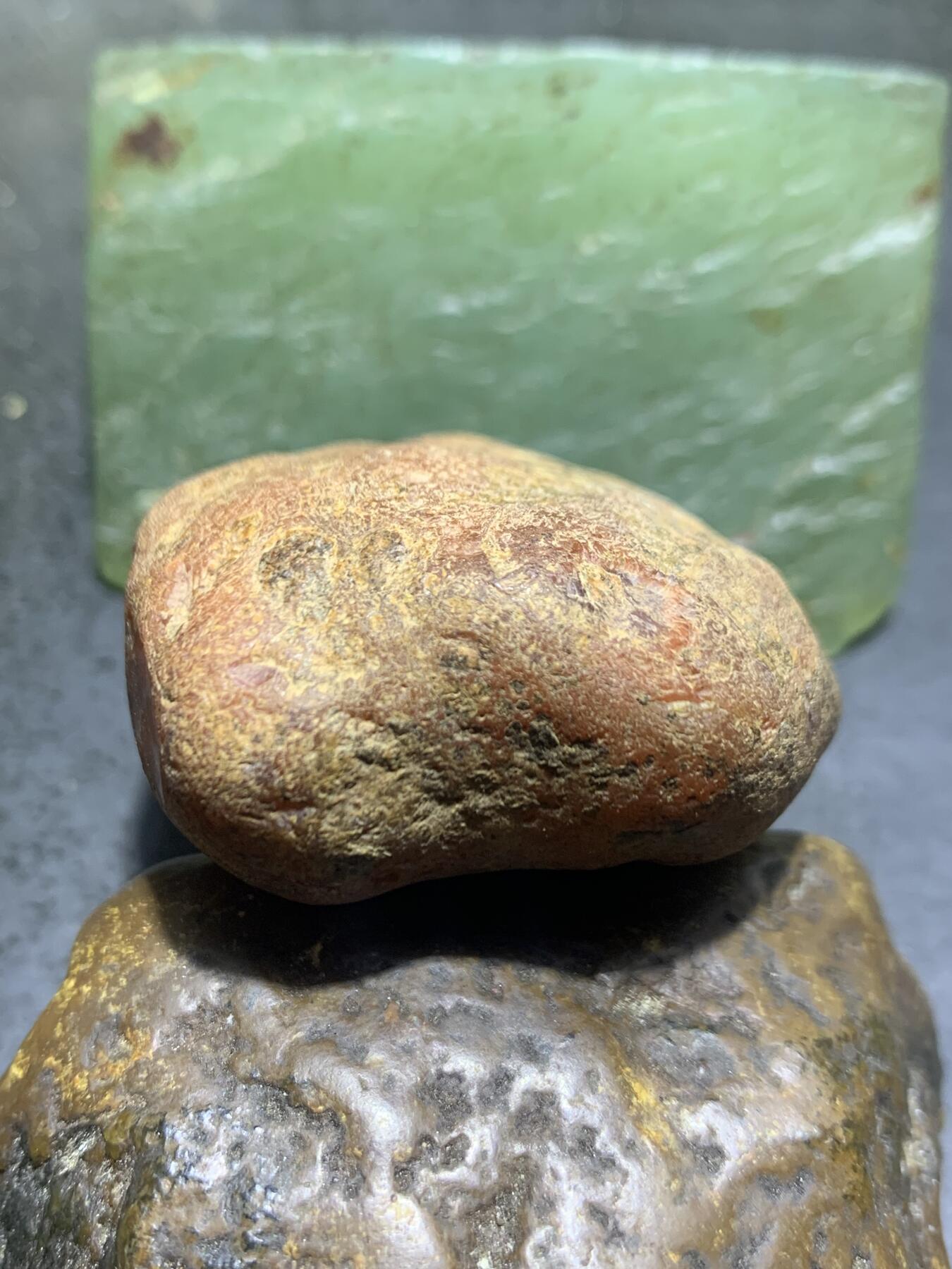 精美红皮红冻开窗料南红玛瑙原石一颗，