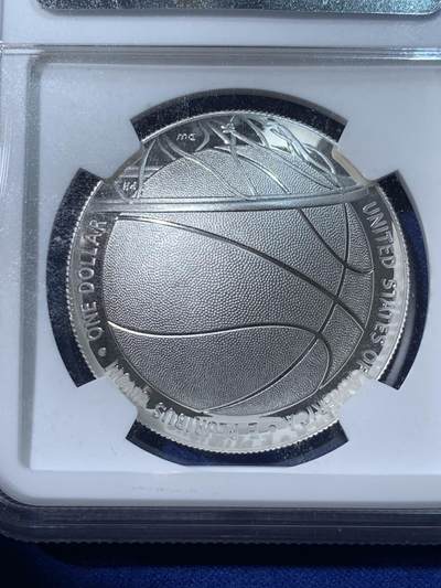 《竞宝斋》第424场 周日，周一，周二  3场连拍 （全场包邮） NGC PF70UC 美国2020年篮球名人堂1美元精制银币，PROOF精制币，币面清爽干净又漂亮，状态一流，冠军分。特殊凹面设计，加厚盒。