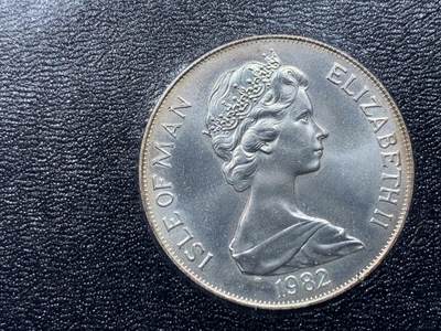 《竞宝斋》第424场 周日，周一，周二  3场连拍 （全场包邮） 马恩岛1982年西班牙世界杯克朗型纪念币一对 其中一枚是银币（925银，28.28克）