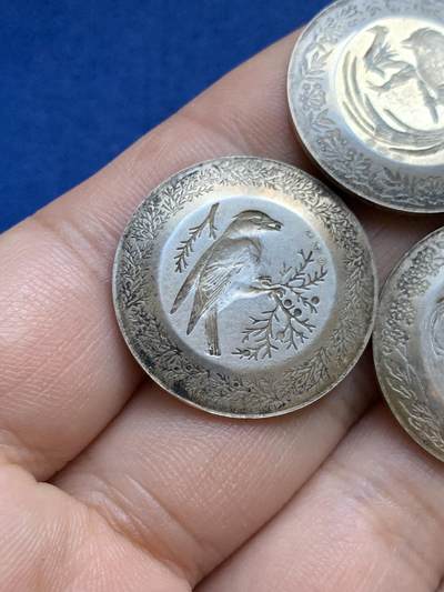 《竞宝斋》第424场 周日，周一，周二  3场连拍 （全场包邮） 三枚一组 法国私人定制鸟类银章 带有80%含银量银标 总重约13.2克 25.8mm