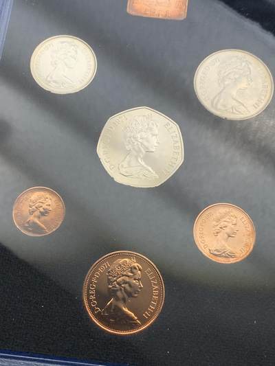 《竞宝斋》第424场 周日，周一，周二  3场连拍 （全场包邮） 英国1971年精致套币册，币值改革首年-新便士NEW PENCE