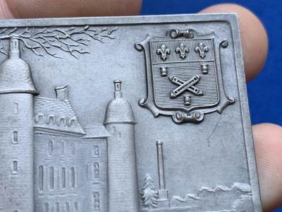 《竞宝斋》第424场 周日，周一，周二  3场连拍 （全场包邮） 法国皮埃尔商会欧洲矿业与铸造纪念镀银铜章 纪念奥古斯特·勒列夫尔主席50周年诞辰 90.9克 50.5*71mm 正方形铜标 原装包装盒保存 缪泽勒目录编号18/115 F