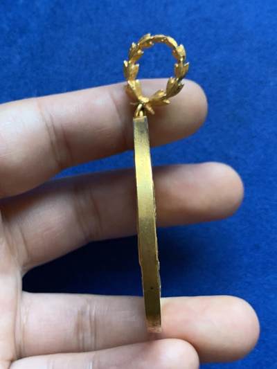 《竞宝斋》第424场 周日，周一，周二  3场连拍 （全场包邮） 名家F. VERNON作品【财富与荣耀】纪念镀金铜章 60.9克 50.5mm 带原盒 正面：“智者有言：知识即财富。背面： “劳动带来荣耀。”此章符合19世纪末法国教育主题奖章风格，兼具道德训诫与艺术价值。