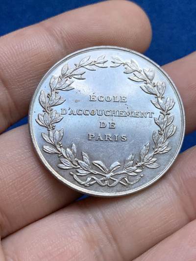 《竞宝斋》第424场 周日，周一，周二  3场连拍 （全场包邮） 法国巴黎妇产科学院纪念银章，丰饶角AR边铭，33.5mm，15克，双面文字比较少见。