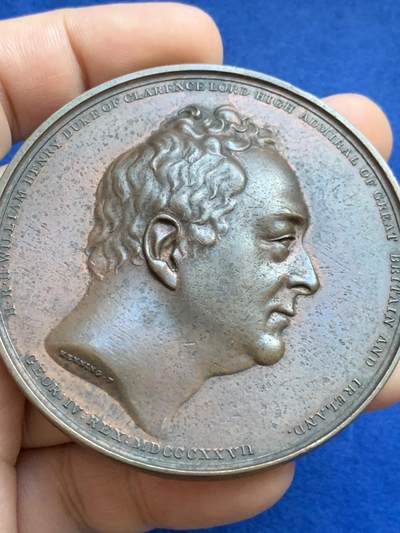 《竞宝斋》第424场 周日，周一，周二  3场连拍 （全场包邮） 英国 1827 克拉伦斯公爵（即后来的威廉四世）就任海军大臣纪念大铜章 行走在海中的不列颠妮娅 64.5mm 121.5g 目录：Eimer 1192，BHM 1296 作者J.Henning Sr