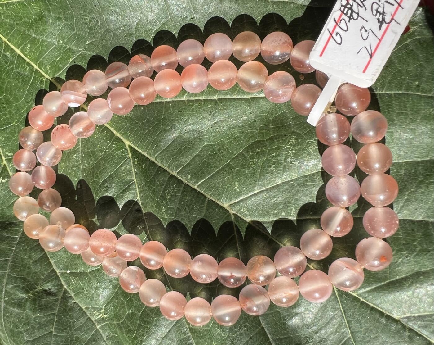 零元拍：清清爽爽粉粉嫩嫩的南红圆珠手串腕链。约24克。6.5MM/66粒