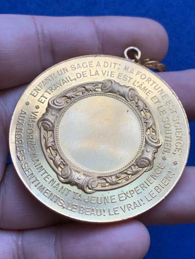 《竞宝斋》第424场 周日，周一，周二  3场连拍 （全场包邮） 名家F. VERNON作品【财富与荣耀】纪念镀金铜章 60.9克 50.5mm 带原盒 正面：“智者有言：知识即财富。背面： “劳动带来荣耀。”此章符合19世纪末法国教育主题奖章风格，兼具道德训诫与艺术价值。