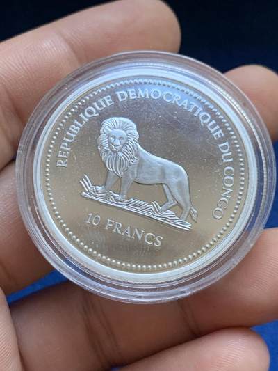 《竞宝斋》第424场 周日，周一，周二  3场连拍 （全场包邮） 刚果2005年教皇本笃十六世访问科隆10法郎银币，925银镶嵌镀24K金银珠（其中有掉落），25克，直径38.61，发行量5000枚，细节见图。