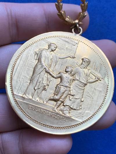 《竞宝斋》第424场 周日，周一，周二  3场连拍 （全场包邮） 名家F. VERNON作品【财富与荣耀】纪念镀金铜章 60.9克 50.5mm 带原盒 正面：“智者有言：知识即财富。背面： “劳动带来荣耀。”此章符合19世纪末法国教育主题奖章风格，兼具道德训诫与艺术价值。