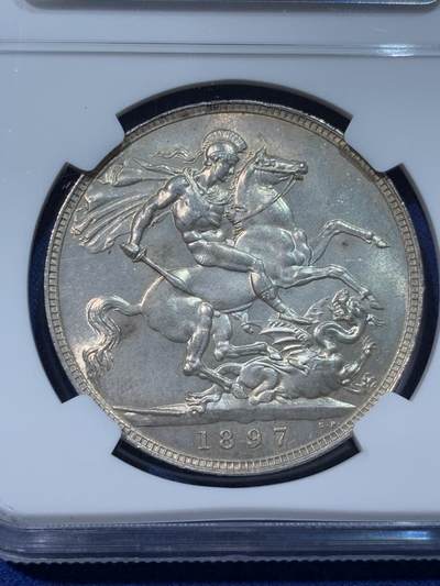 《竞宝斋》第424场 周日，周一，周二  3场连拍 （全场包邮） NGC MS63 维多利亚1897LX大披纱马剑克朗，顶级卷开原光品相，整体打制非常犀利，人像马剑图案饱满，有轻微镜面感，更高分数6枚。