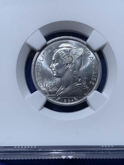 《竞宝斋》第424场 周日，周一，周二  3场连拍 （全场包邮） NGC MS65 法属科摩罗1964年1法郎铝币，车轮光状态漂亮，季军分。