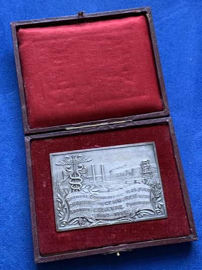 《竞宝斋》第424场 周日，周一，周二  3场连拍 （全场包邮） 法国皮埃尔商会欧洲矿业与铸造纪念镀银铜章 纪念奥古斯特·勒列夫尔主席50周年诞辰 90.9克 50.5*71mm 正方形铜标 原装包装盒保存 缪泽勒目录编号18/115 F