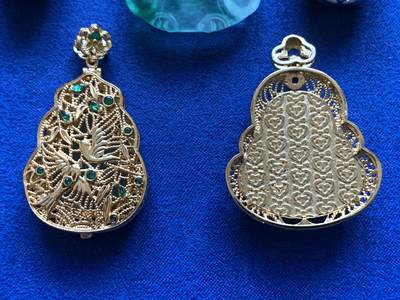 《竞宝斋》第424场 周日，周一，周二  3场连拍 （全场包邮） 5枚翡翠玉石镶嵌吊坠，镶嵌物属于合金，总重量约46克，品种细节自辨。