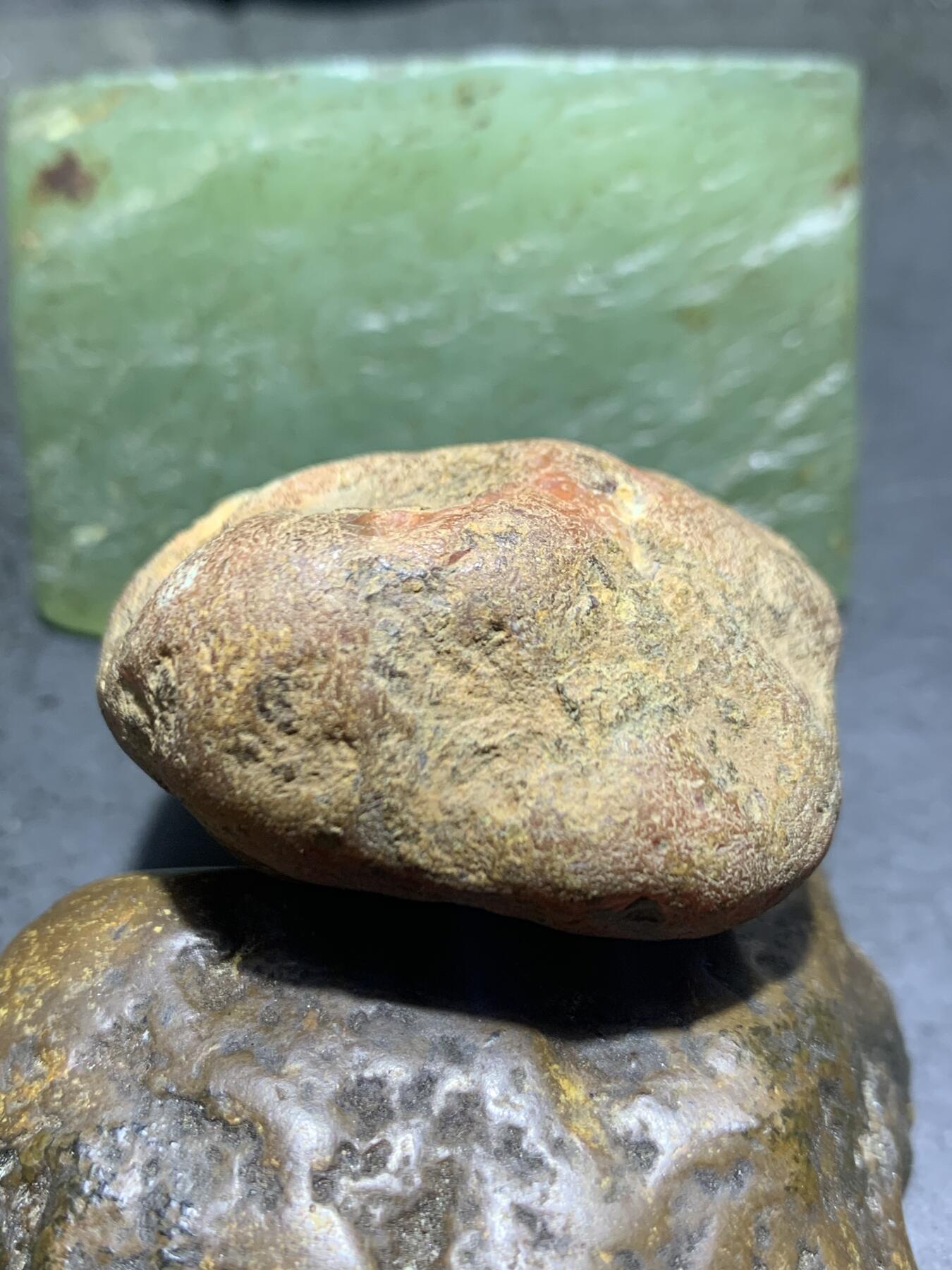 精美红皮红冻开窗料南红玛瑙原石一颗，