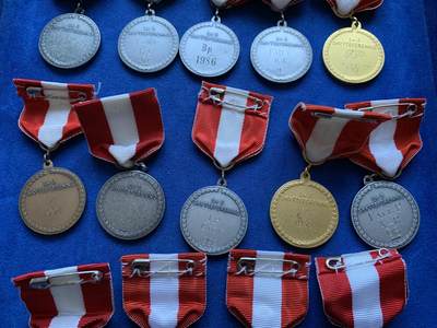 《竞宝斋》第424场 周日，周一，周二  3场连拍 （全场包邮） 瑞典射击节奖章，全部14枚，单个直径约30.7mm，总重约243.2克，细节见图。