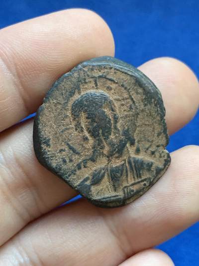 《竞宝斋》第424场 周日，周一，周二  3场连拍 （全场包邮） 拜占庭.匿名富力铜币，匿名B类铜富力压印于A类铜富力之上  ，此类10-11世纪匿名币为君士坦丁七世改革后陆续发行的富力铜币，此枚B类通常基督像钱币形制特征一般归类为罗曼努斯三世公元1028-1034年时期打制。面：耶 稣 半身像，君士坦丁堡打制。数据约：12.5克，27.2毫米。原状态沙漠坑，难得未清洗，整体保存较同类而言不错。细节见图