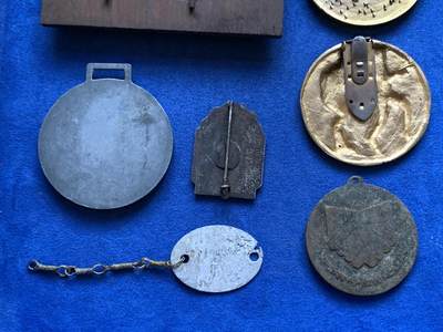 《竞宝斋》第424场 周日，周一，周二  3场连拍 （全场包邮） 外国章牌八枚 总重约346.2克 细节见图