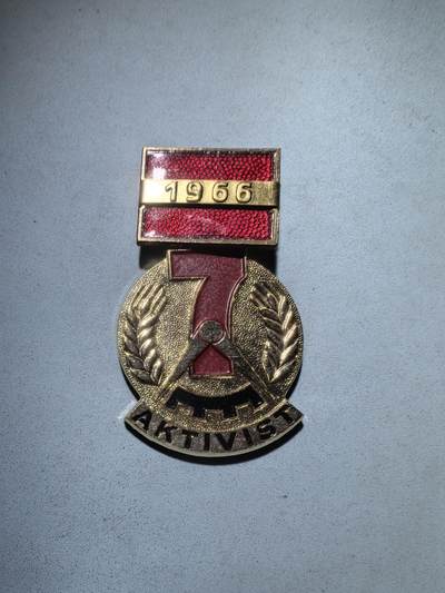 盛世勋华——号角文化勋章邮票专场拍卖第281期 - 东德七年计划1966年积极分子称号证章