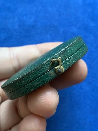 《竞宝斋》第424场 周日，周一，周二  3场连拍 （全场包邮） 法国殖民时期加拿大魁北克解放战役纪念银章 应该是1880后铸造 具体不详 丰饶角银标 38.1克 41.1mm 带盒 细节见图