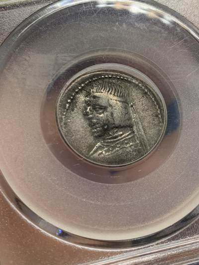 《竞宝斋》第424场 周日，周一，周二  3场连拍 （全场包邮） 公博评级 帕提亚王朝早期1德拉克马银币，阿尔萨克斯王朝奥罗德斯一世（Orodes I，约公元前80-前75年）1银德拉克马。正面：戴束带短须国王左侧头像，背面：宝座上弓箭手持弓右向坐像，ΒΑΣΙΛΕΩΣ ΜΕΓΑΛΟΥ ΑΡΣΑΚΟΥ ΘΕΟΠΑΤΟΡΟΣ ΕΥΕΡΓΕΤΟΥ（伟大君王、神裔阿尔萨克斯、恩主）原状态，整体相对保存不错。