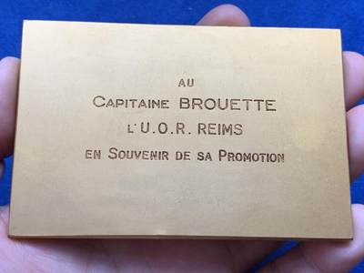 《竞宝斋》第424场 周日，周一，周二  3场连拍 （全场包邮） 法兰西荣誉军团博物馆纪念镀金超大铜章 约1925年铸造 256.8克 66*100mm 三角边铭 带原盒 本品为荣誉军团博物馆特别制作，融合拿破仑帝国象征元素，纪念1802年荣誉军团创立。雄鹰与皇冠