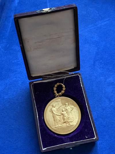 《竞宝斋》第424场 周日，周一，周二  3场连拍 （全场包邮） 名家F. VERNON作品【财富与荣耀】纪念镀金铜章 60.9克 50.5mm 带原盒 正面：“智者有言：知识即财富。背面： “劳动带来荣耀。”此章符合19世纪末法国教育主题奖章风格，兼具道德训诫与艺术价值。