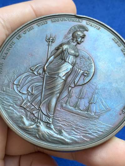 《竞宝斋》第424场 周日，周一，周二  3场连拍 （全场包邮） 英国 1827 克拉伦斯公爵（即后来的威廉四世）就任海军大臣纪念大铜章 行走在海中的不列颠妮娅 64.5mm 121.5g 目录：Eimer 1192，BHM 1296 作者J.Henning Sr