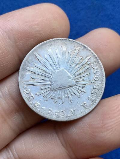 《竞宝斋》第424场 周日，周一，周二  3场连拍 （全场包邮） 1862年墨西哥瓜纳华托2里亚尔银币，瓜纳华托/Go铸造。验金师名缩写Y/F。少见面值和造币厂！数据约：6.6克，26.8毫米。状态如图，整体相对保存不错。细节见图