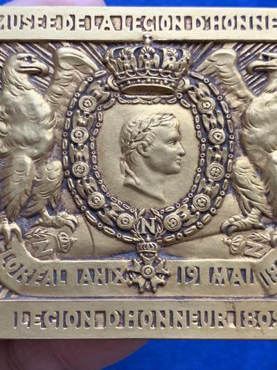 《竞宝斋》第424场 周日，周一，周二  3场连拍 （全场包邮） 法兰西荣誉军团博物馆纪念镀金超大铜章 约1925年铸造 256.8克 66*100mm 三角边铭 带原盒 本品为荣誉军团博物馆特别制作，融合拿破仑帝国象征元素，纪念1802年荣誉军团创立。雄鹰与皇冠