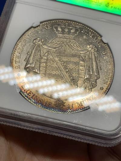《竞宝斋》第424场 周日，周一，周二  3场连拍 （全场包邮） 唯一冠军分 NGC MS62 德国 1841 萨克森王国 弗里德里希·奥古斯特二世 流通2泰勒37克多的大银币 仅2枚入盒