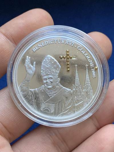 《竞宝斋》第424场 周日，周一，周二  3场连拍 （全场包邮） 刚果2005年教皇本笃十六世访问科隆10法郎银币，925银镶嵌镀24K金银珠（其中有掉落），25克，直径38.61，发行量5000枚，细节见图。