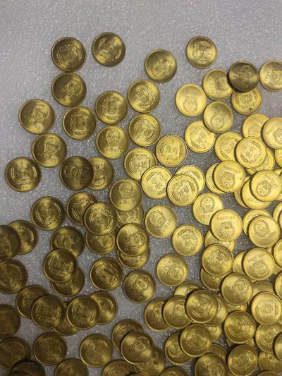 洪涛臻品批发群 精选邮票限时拍卖第1119期  8101卷拆原光20枚一组 边齿干净清爽无黑点。 币面轻微氧化如图，拍品实图，20枚一组为一拍，潜力品种，喜欢不要错过