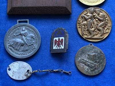 《竞宝斋》第424场 周日，周一，周二  3场连拍 （全场包邮） 外国章牌八枚 总重约346.2克 细节见图