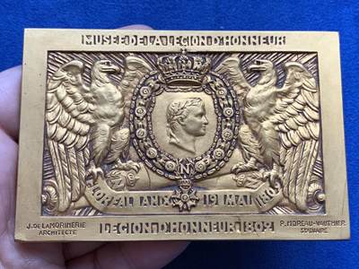 《竞宝斋》第424场 周日，周一，周二  3场连拍 （全场包邮） 法兰西荣誉军团博物馆纪念镀金超大铜章 约1925年铸造 256.8克 66*100mm 三角边铭 带原盒 本品为荣誉军团博物馆特别制作，融合拿破仑帝国象征元素，纪念1802年荣誉军团创立。雄鹰与皇冠