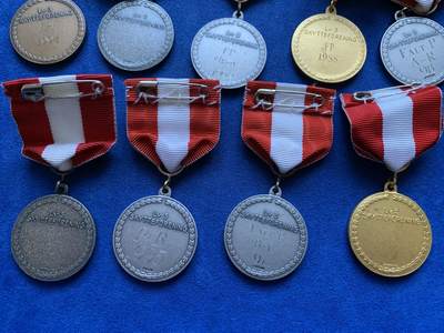 《竞宝斋》第424场 周日，周一，周二  3场连拍 （全场包邮） 瑞典射击节奖章，全部14枚，单个直径约30.7mm，总重约243.2克，细节见图。