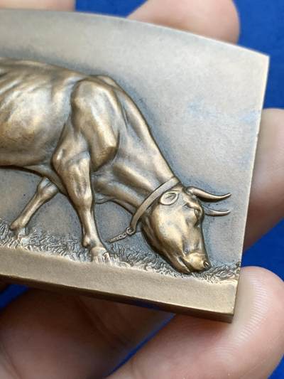 《竞宝斋》第424场 周日，周一，周二  3场连拍 （全场包邮） 法国皮赛地区农业博览会纪念铜章 牛线条肌肉感极强 高浮雕 121.5克 63.8*46mm 丰饶角铜标